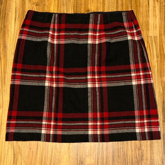Talbots women’s 14 large skirt Black Red Plaid Mini knee wool causal business - Picture 3 of 9